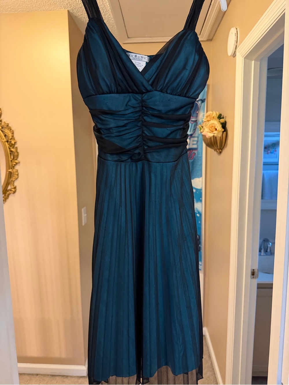 La Belle Vintage Teal Pleated V-Neck Dress, Ruched Bodice, Pleated Skirt, med.